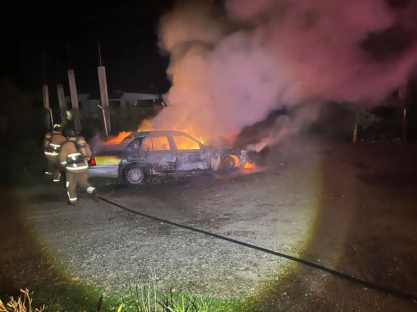 Vehiculo se incendia tras encontronazo de una motocicleta