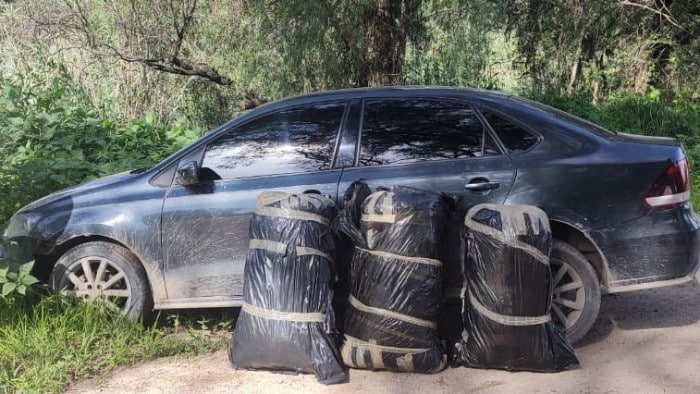 Vehículo y bolsas con mariguana decomisados