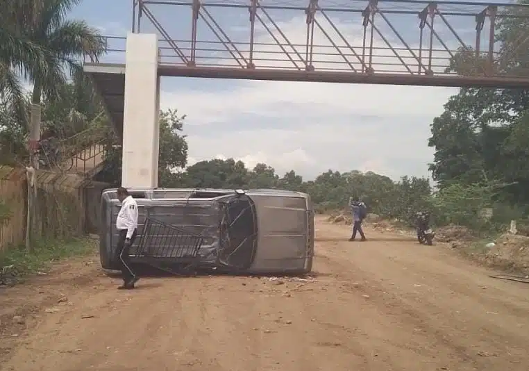 Camioneta volcada en Guasave