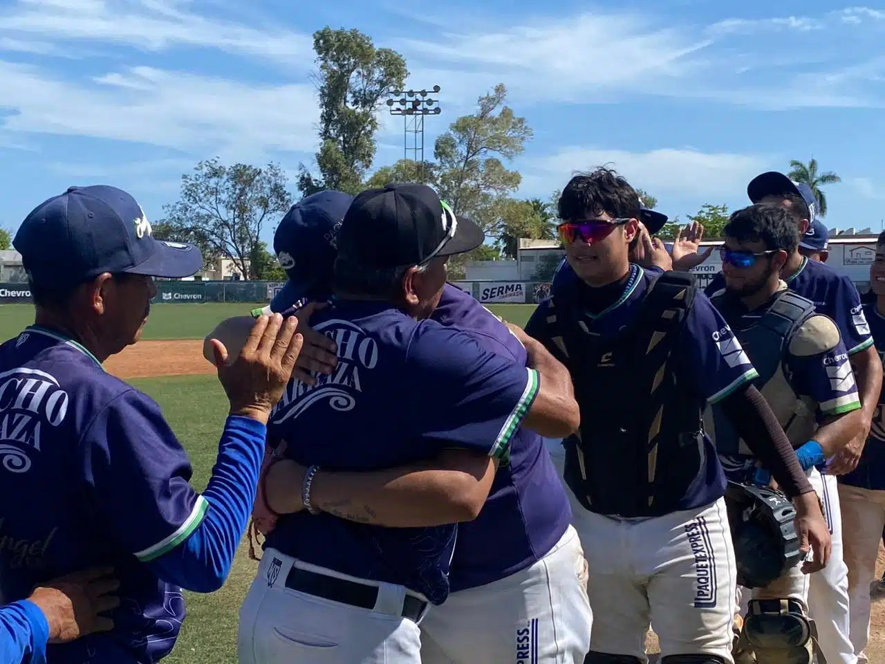 El manager Roberto Osuna y su hijo, el relevista y ganador del juego, Pedro Osuna, en el abrazo al concluir el encuentro.