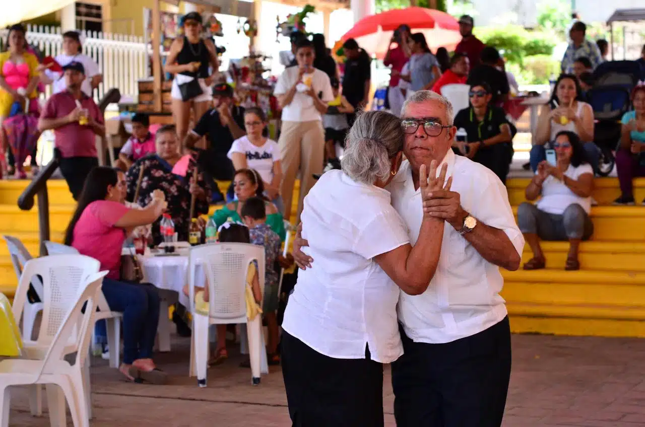 El festejo que se lleva a cabo en el cobertizo del pueblo, contó con música en vivo, comida y productos elaborados por los noreños.