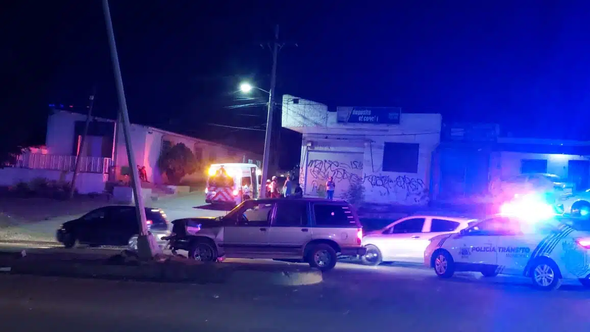 Al parecer el conductor de una camioneta perdió el control y se subió al camellón central de la avenida Clouthier