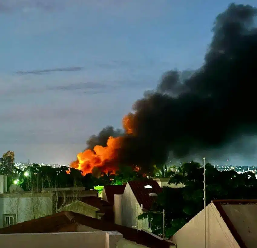 Columna de humo que surgió de la explosión en Culiacán 