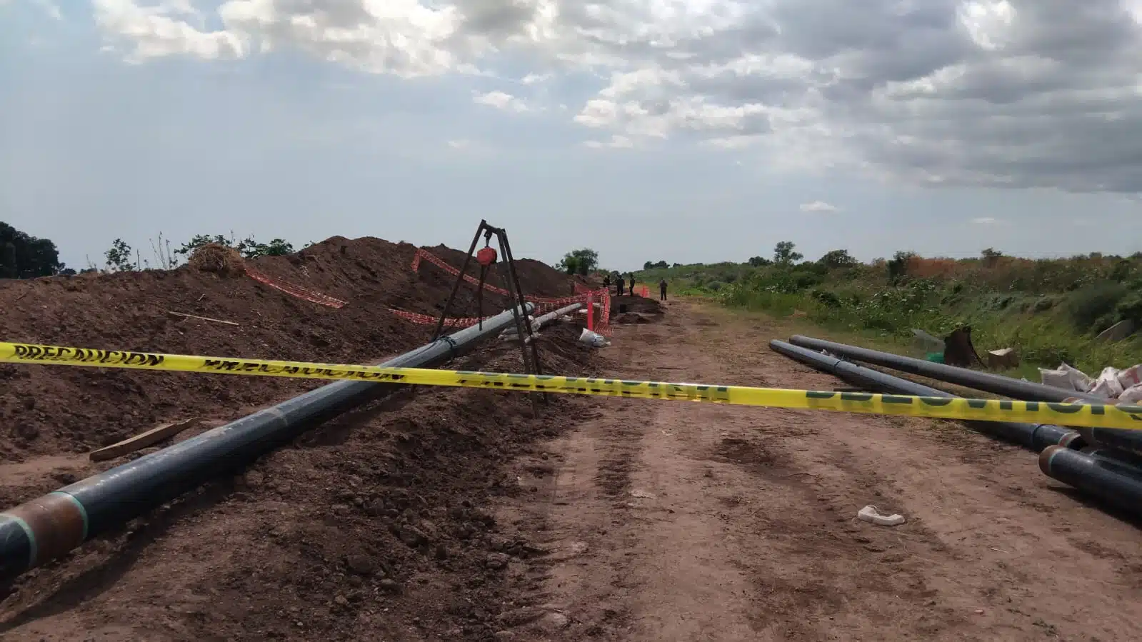 El hallazgo se registró este lunes minutos antes de las 14:00 horas por una máquina retro excavadora que realizaba trabajos para instalar un gasoducto