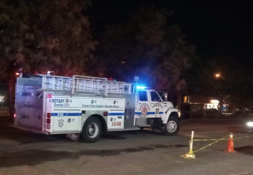 El conductor estaba esperando el cambio de luz del semáforo, cuando empezó a salir humo del motor. La gente cercana, apoyó a extinguir el fuego a tiempo.