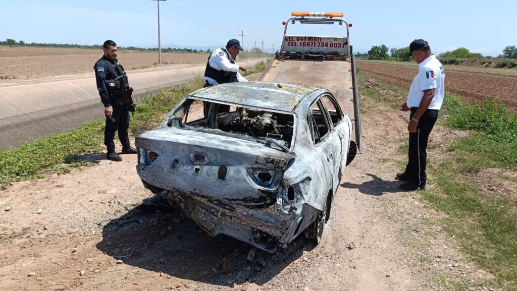 Encuentran automóvil calcinado en canal lateral de Humaya en Angostura