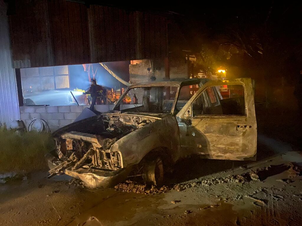 Incendio acaba con una camioneta