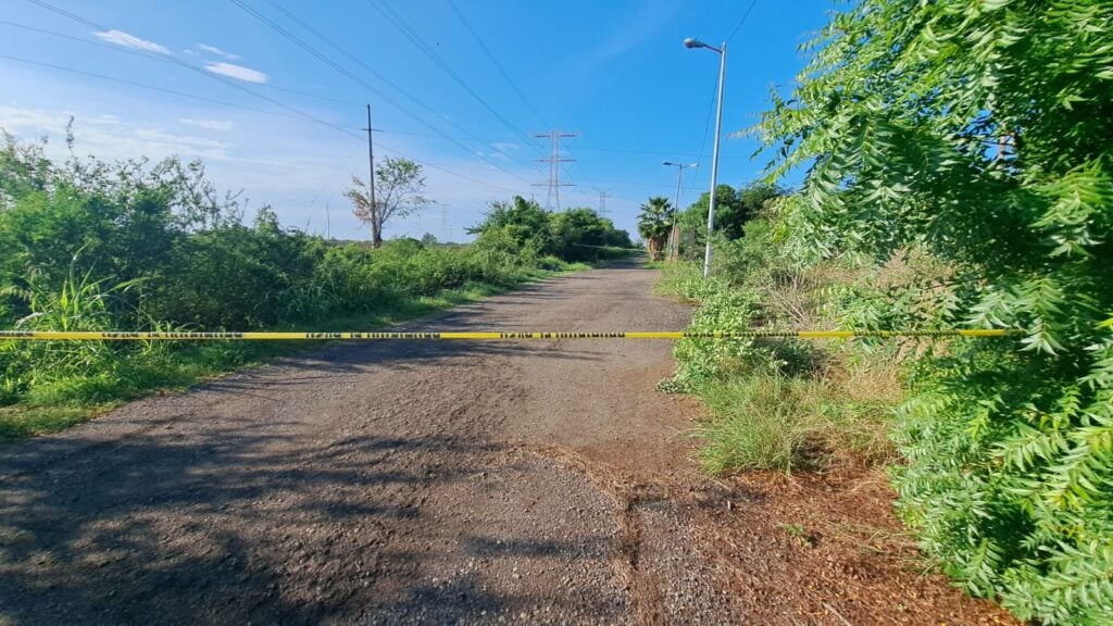 Localizan a un hombre asesinado a balazos en un dren de Navolato