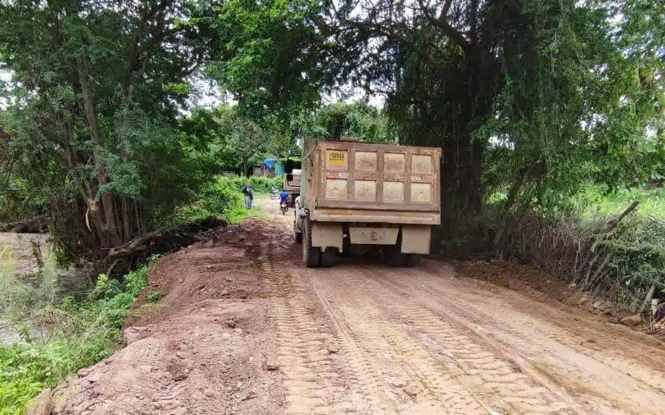 El personal de la dirección de Obras Públicas ha estado trabajando arduamente en la rehabilitación de calles en el municipio.