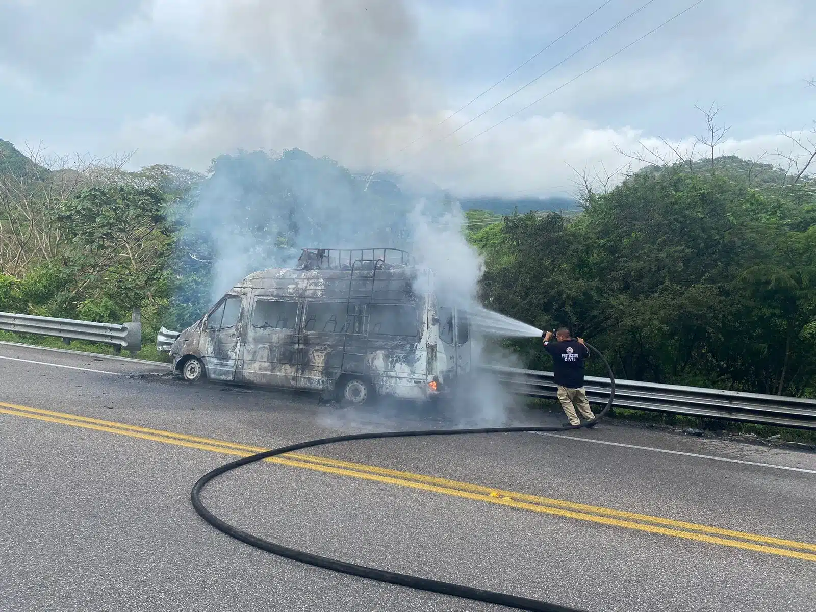 Bomberos de Concordia acudieron a apagar las llamas que consumieron todas sus pertenencias.