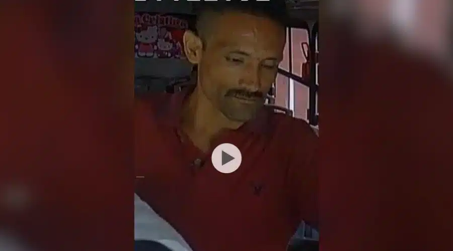 Se trata de un hombre delgado, moreno, de entre 40 y 45 años, vestía pantalón de mezclilla azul, playera tipo polo roja, además calzaba huaraches de vaqueta