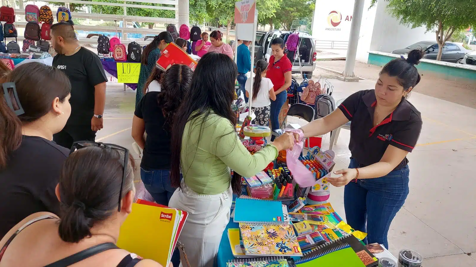 Con 15 expositores de los diversos productos que se requieren para la actividad académica se desarrolló este evento en apoyo a la economía familiar, de cara al regreso a clases.