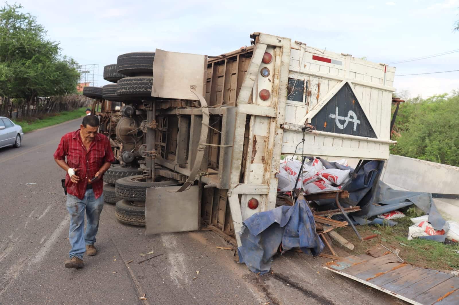 Vuelca camión cargado con 9 toneladas de fertilizante por la carretera Guamúchil-Angostura