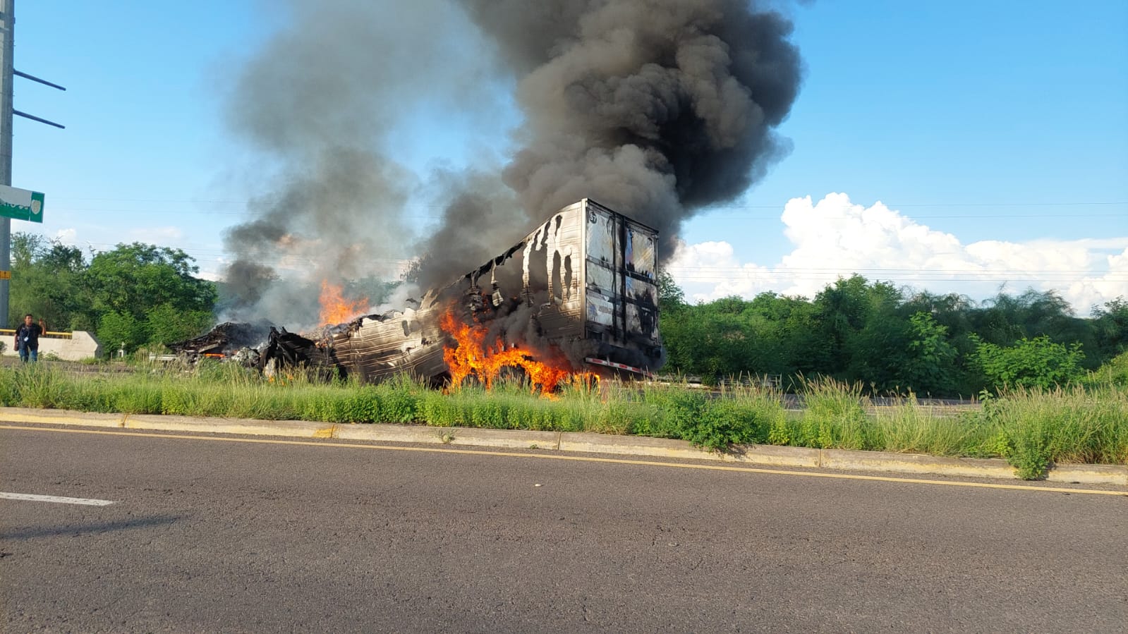 Tráiler incendiado cerca del Seminario de Culiacán
