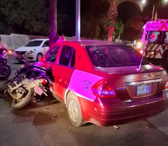 Agente de tránsito iba tras un motociclista y choca contra un Ecotaxi en Mazatlán
