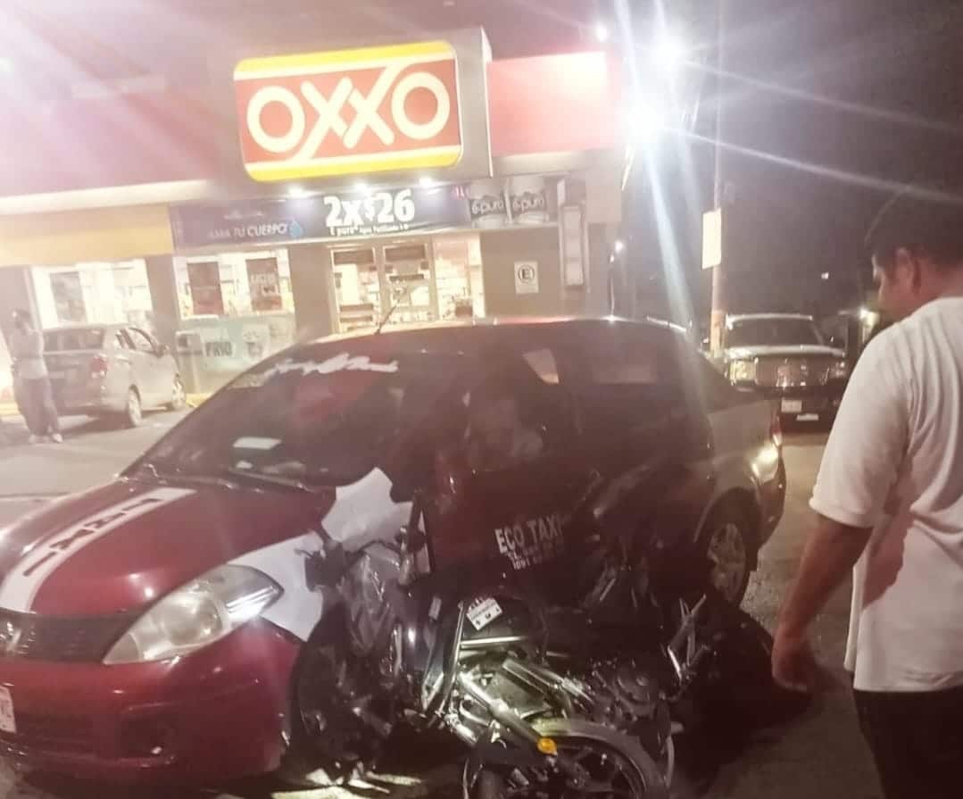 Agente de tránsito iba tras un motociclista y choca contra un Ecotaxi en Mazatlán