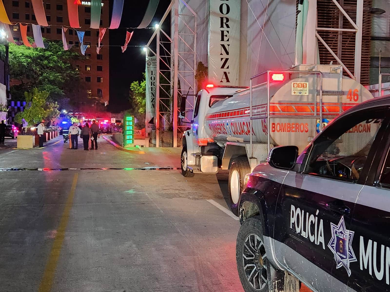 El tercer piso estaba envuelto en llamadas: se incendia local de plaza comercial en Culiacán