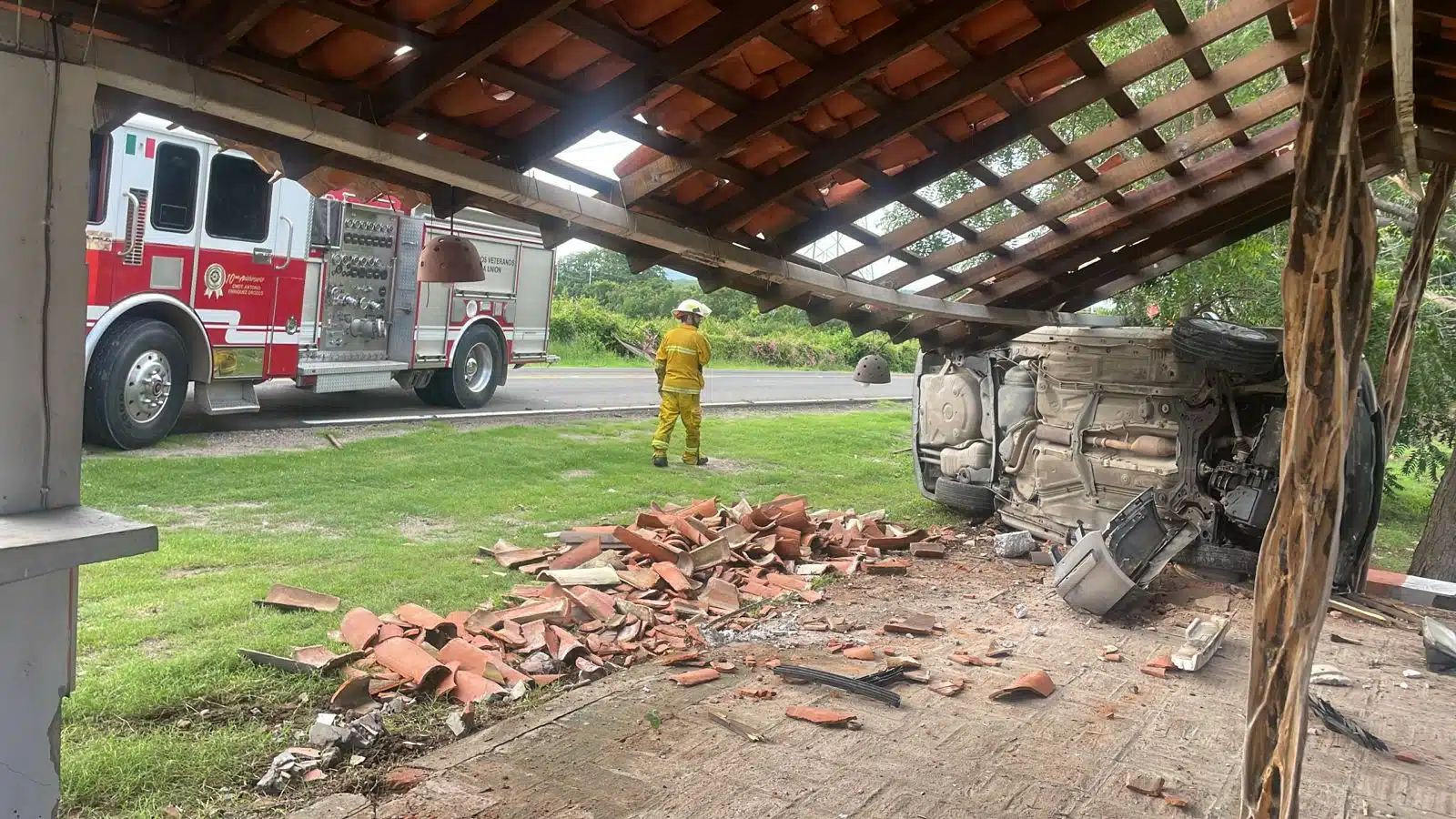 Vehículo vuelca por la carretera Villa Unión-El Roble en Mazatlán