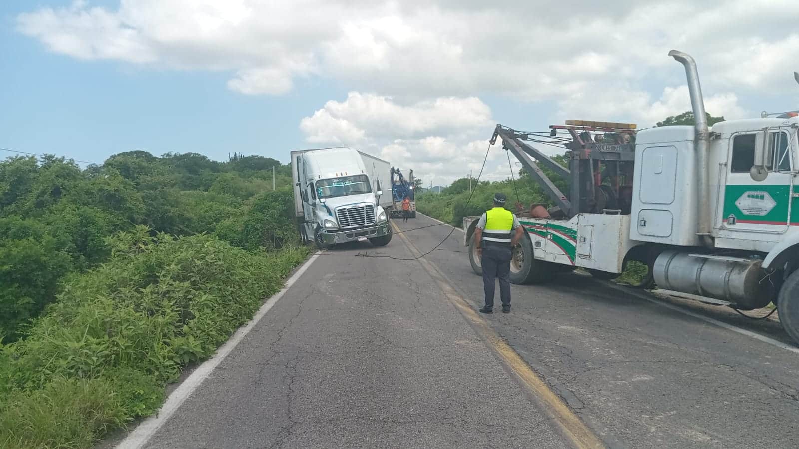 Accidente de tráiler por la carretera libre Mazatlán-Culiacán