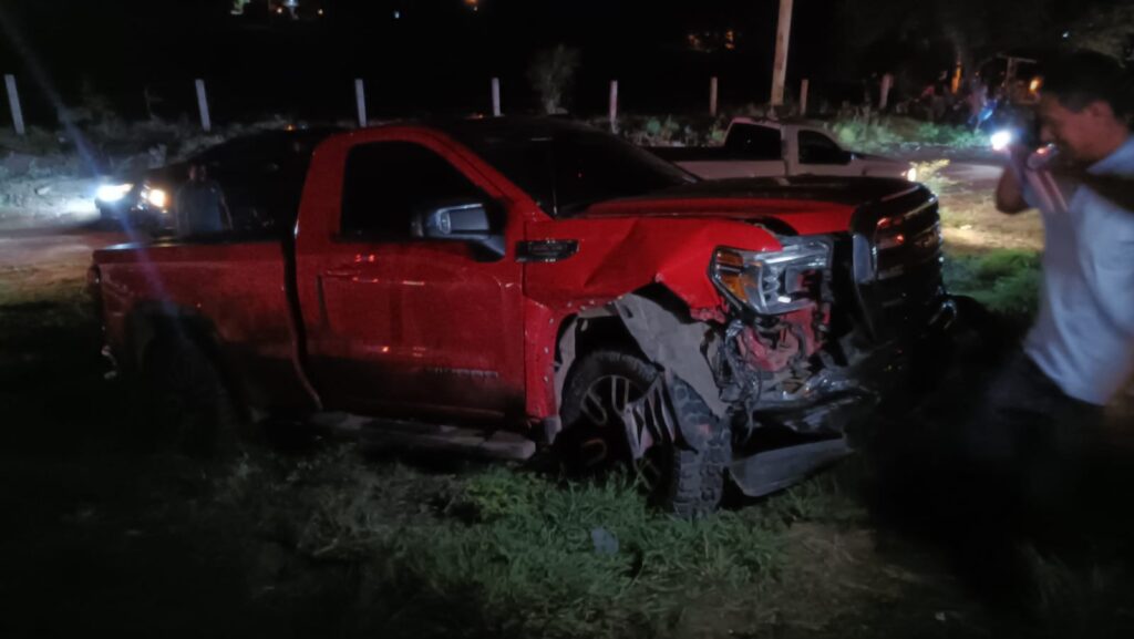 Camioneta tras choque en Guamúchil