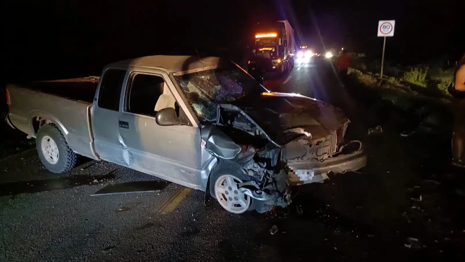 Camioneta tras choque en Guamúchil