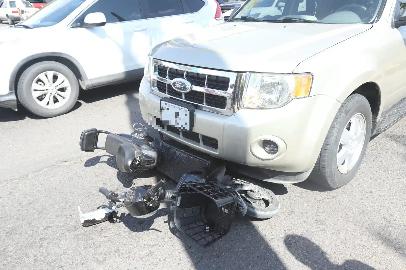 Motocicleta debajo de la defensa de una camioneta tras accidente en Mazatlán