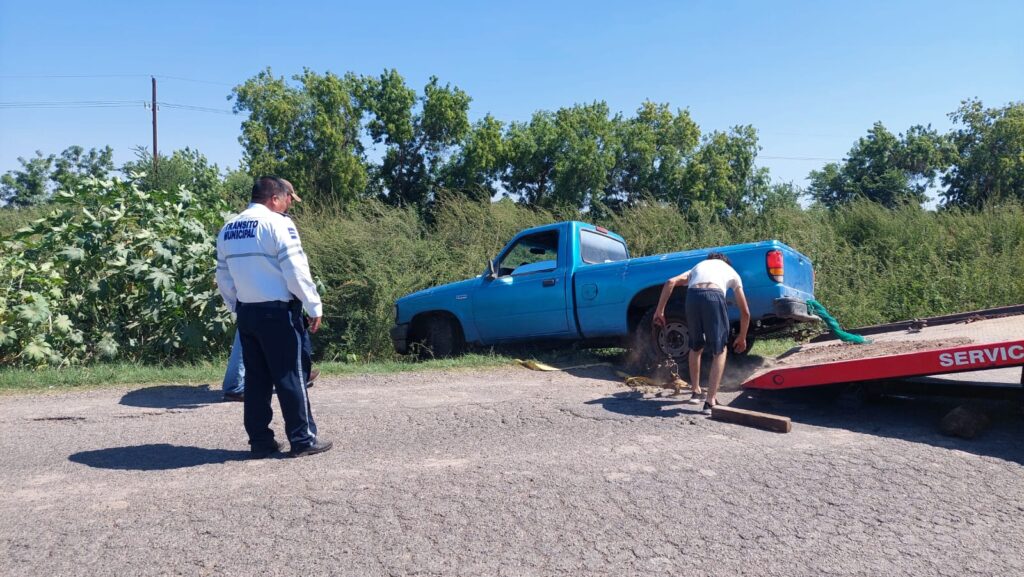 Grúa saca camioneta de canal en Ahome