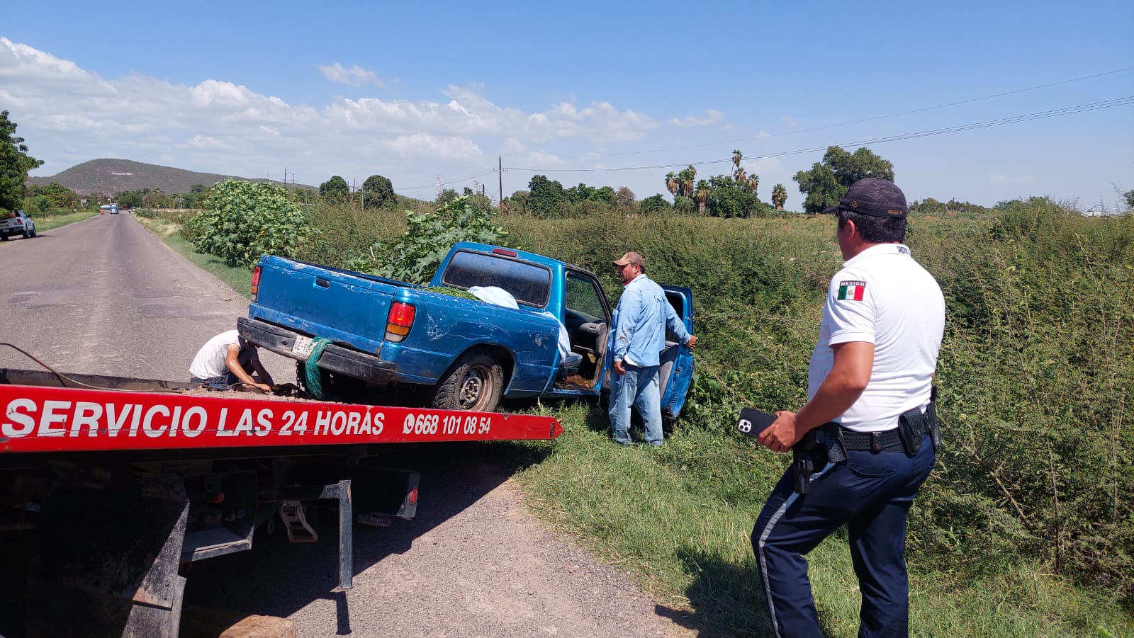 Grúa saca camioneta de canal en Ahome