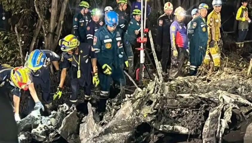 Equipo de rescatistas trabajan en el lugar del accidente aéreo en Tailandia