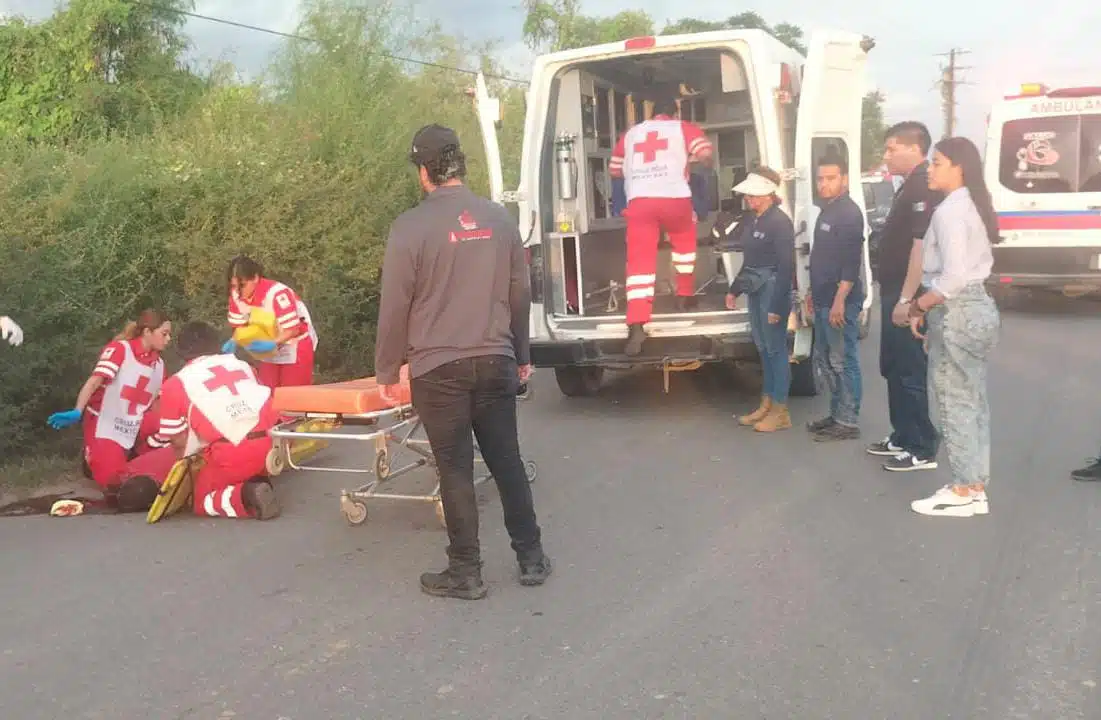 Paramédicos auxilian a motociclista accidentado en Guasave