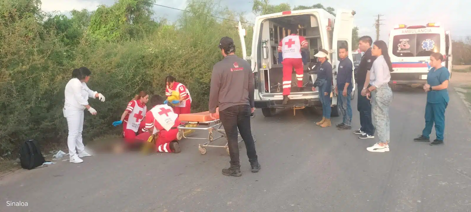 Paramédicos de la Cruz Roja atienden a hombre