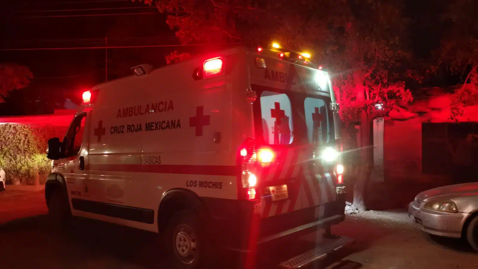 Ambulancia de la Cruz Roja acude al sitio del accidente
