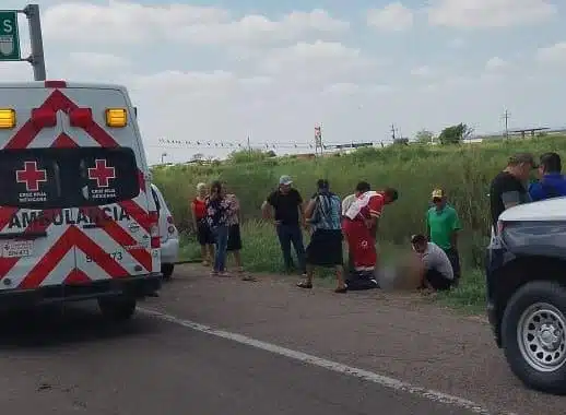 Paramédicos de la Cruz Roja atienden a lesionado