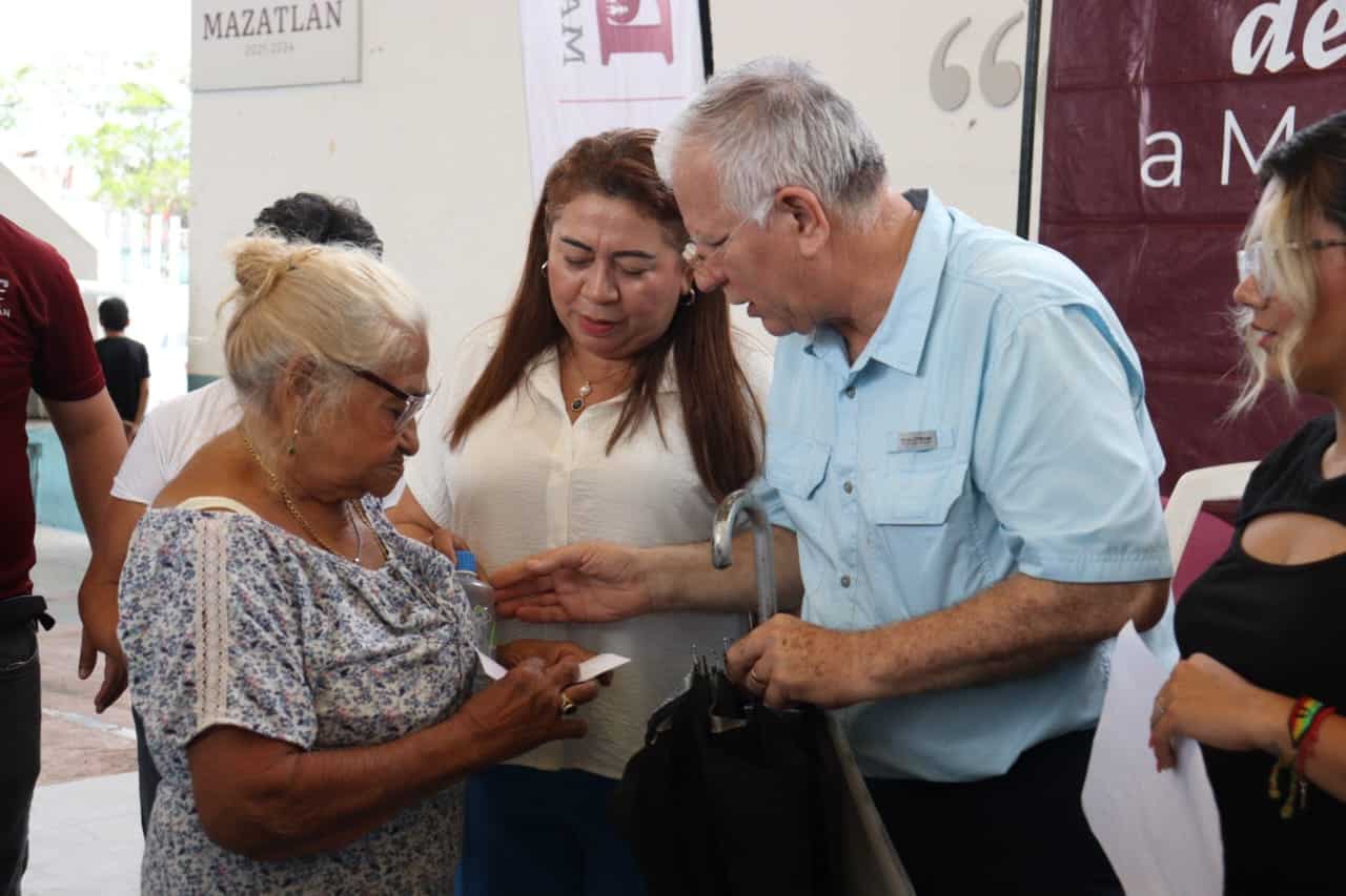 Entrega de apoyos económicos a madres solteras y gente mayor