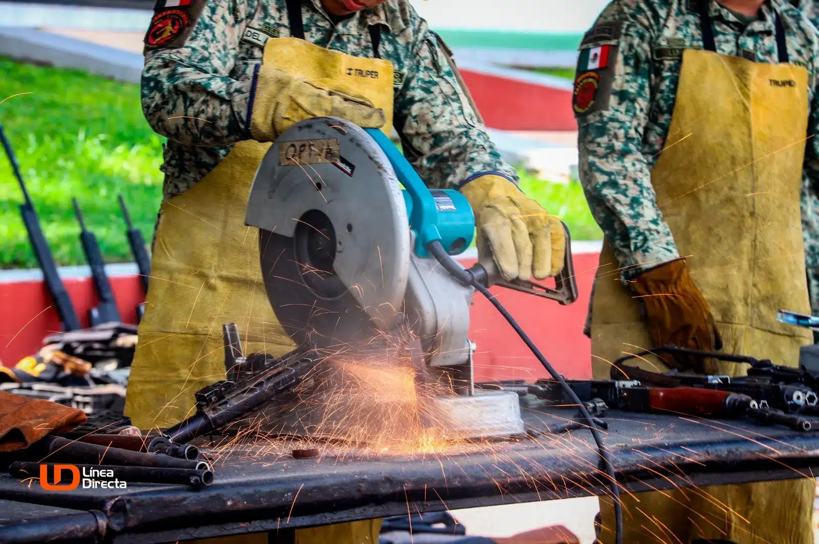 Elementos de la Sedena destruyendo armas