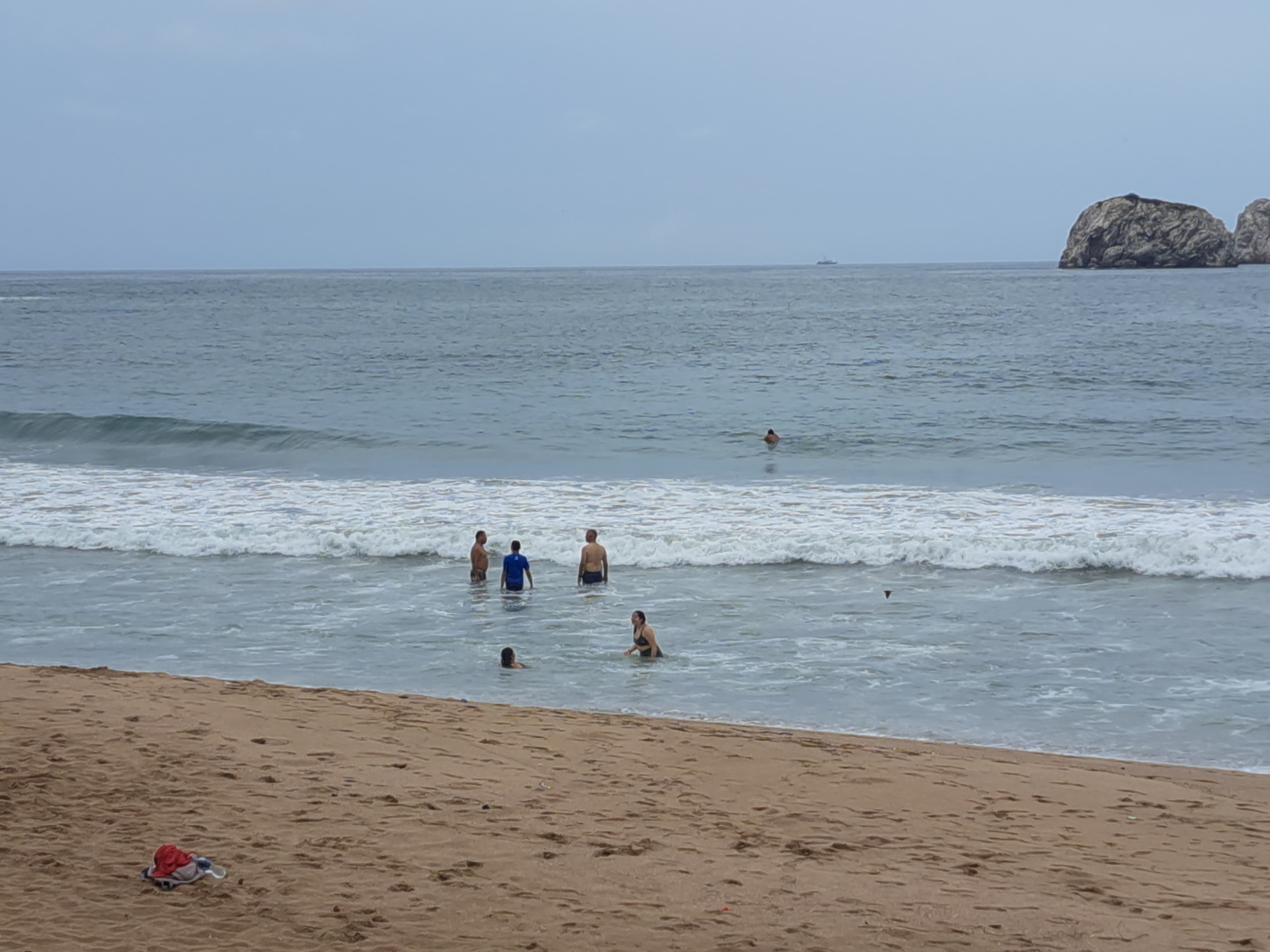 Bañistas en playa de Mazatlán