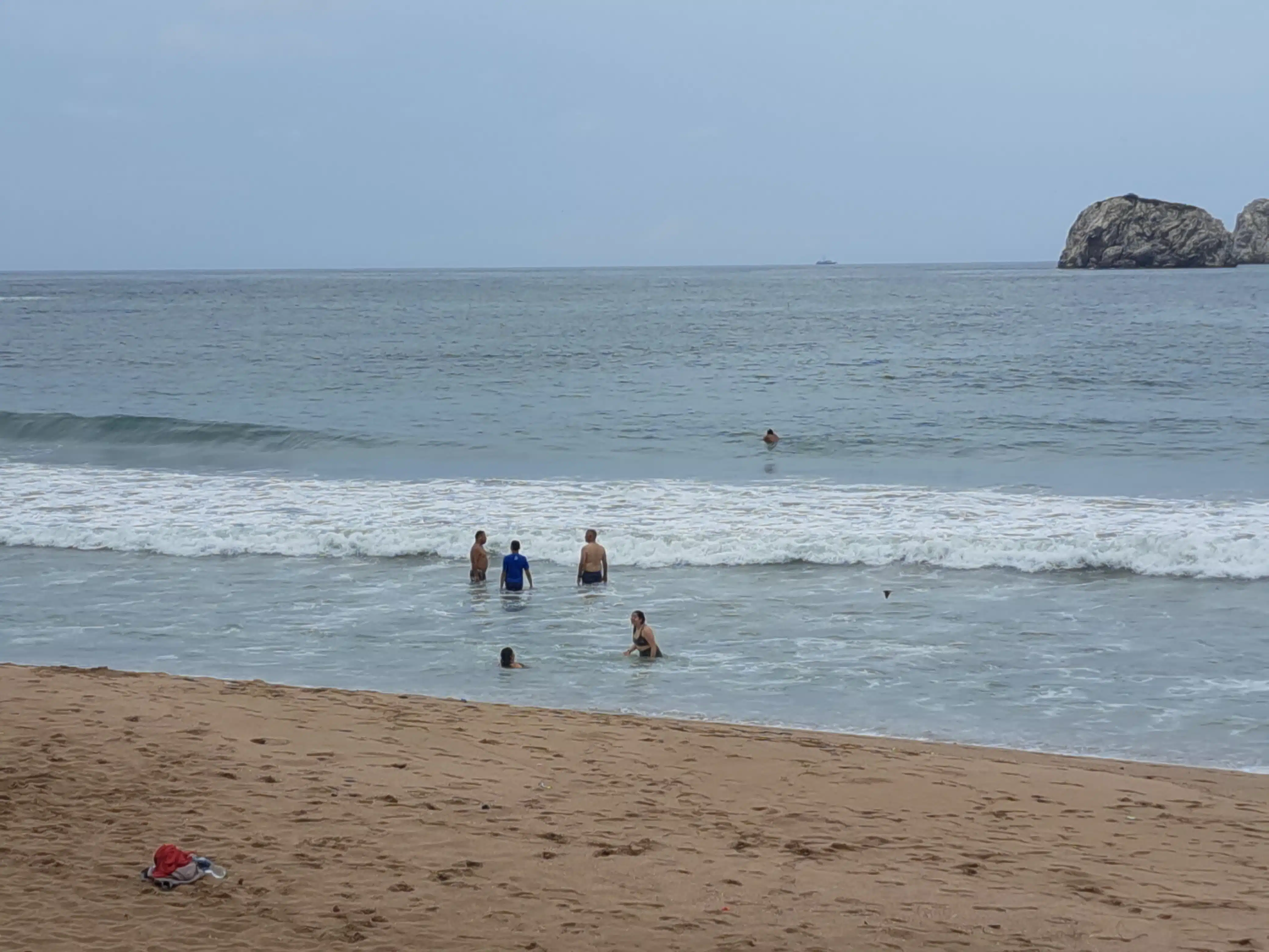 Bañistas en playa de Mazatlán