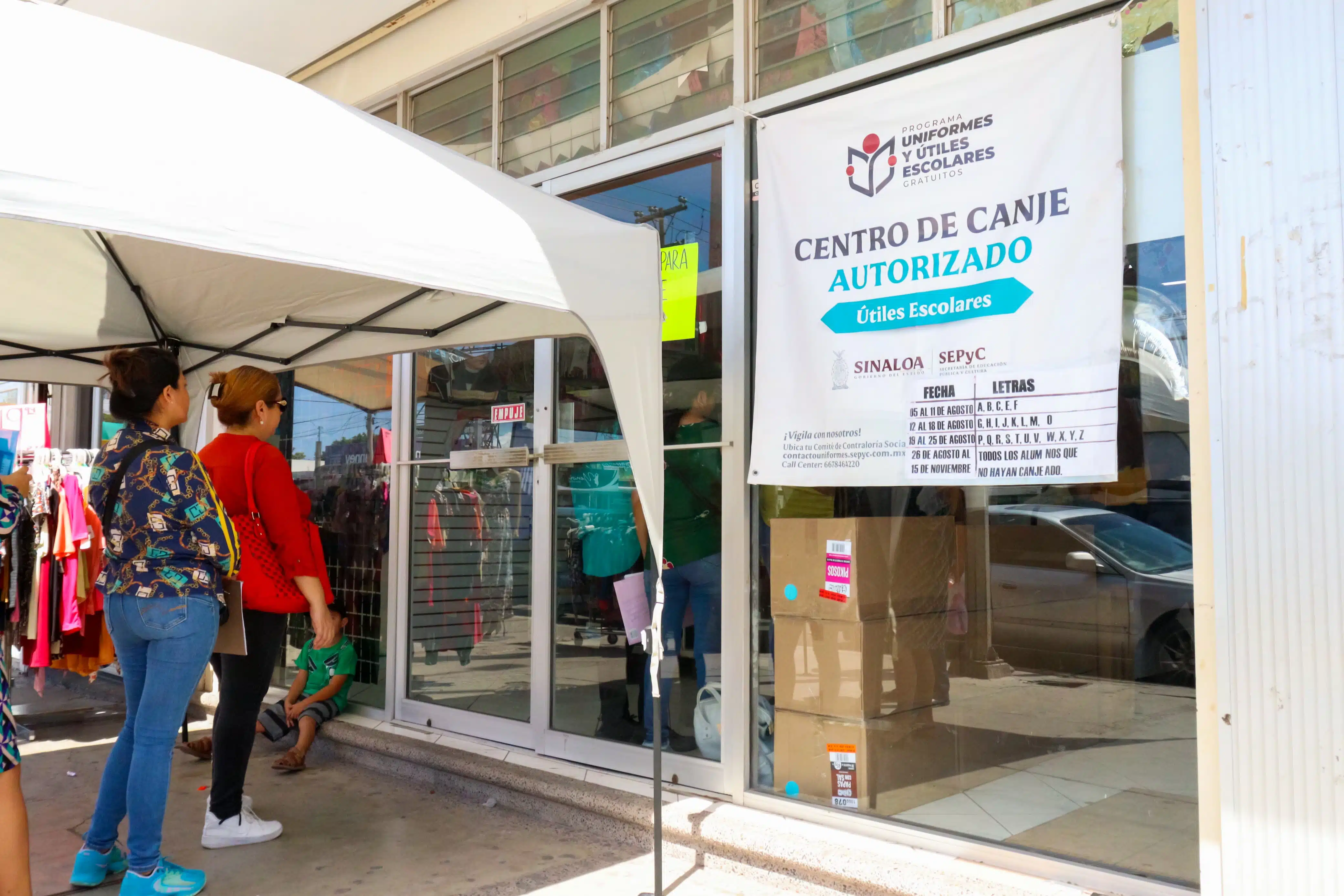 Canje de uniformes en Los Mochis