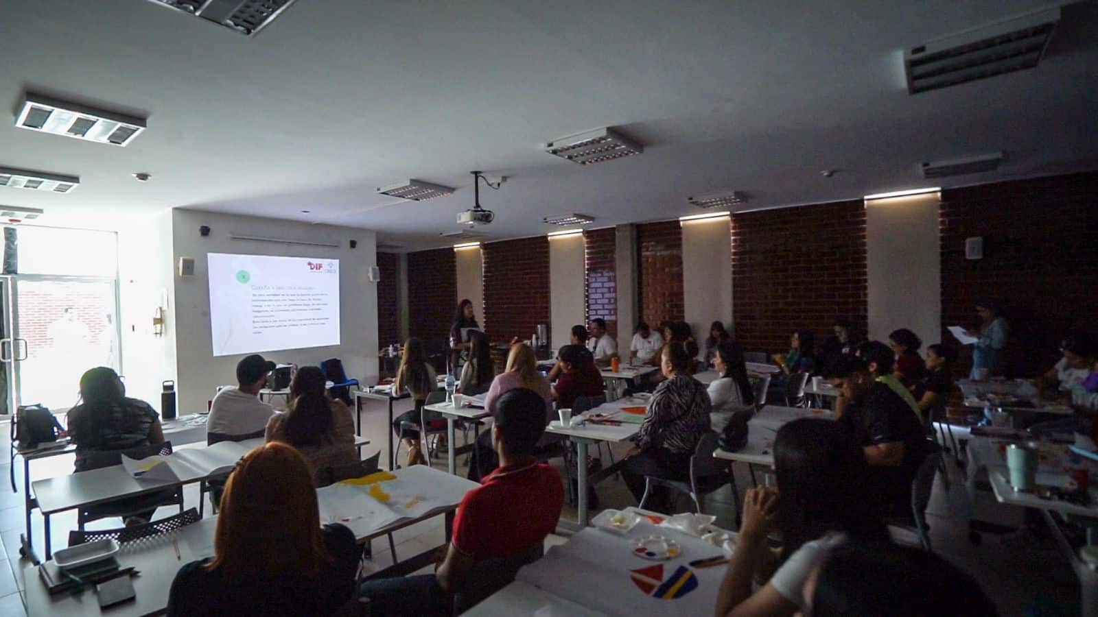 DIF municipales capacitan a los servidores públicos con arte-terapia