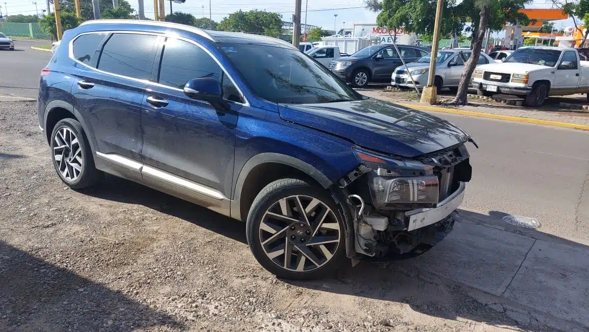 choque entre una camioneta y un automóvil en Mazatlán