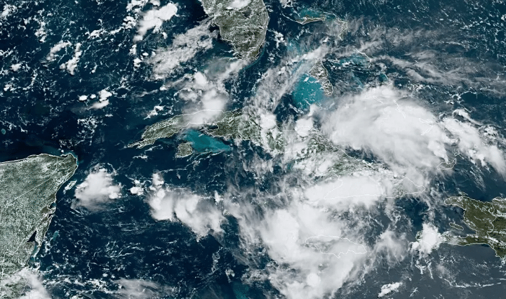 Potencial ciclón se desplaza sobre el centro deCuba