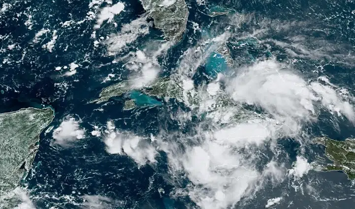 Potencial ciclón se desplaza sobre el centro deCuba