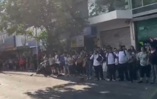 Personas en espera de transporte público