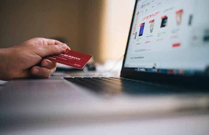 Una persona realiza una compra a través de internet