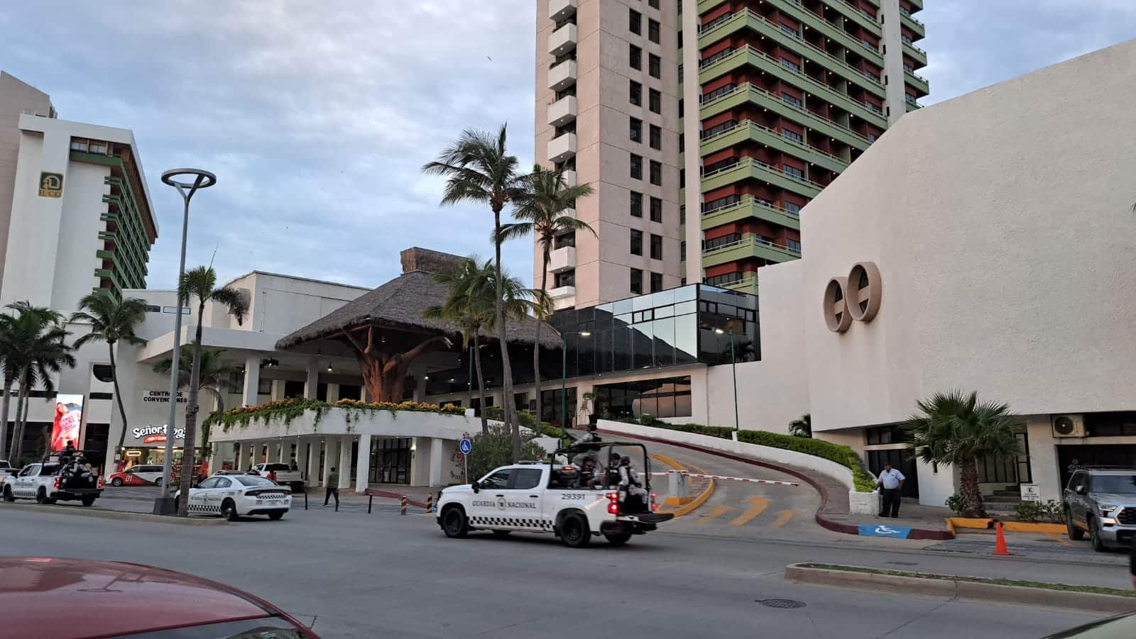 Convoy de la Guardia Nacional en el hotel El Cid