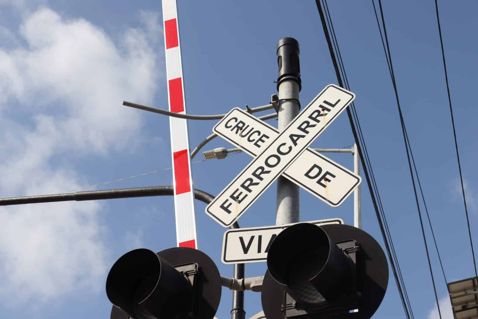 Reponen plumas en cruces ferroviarios