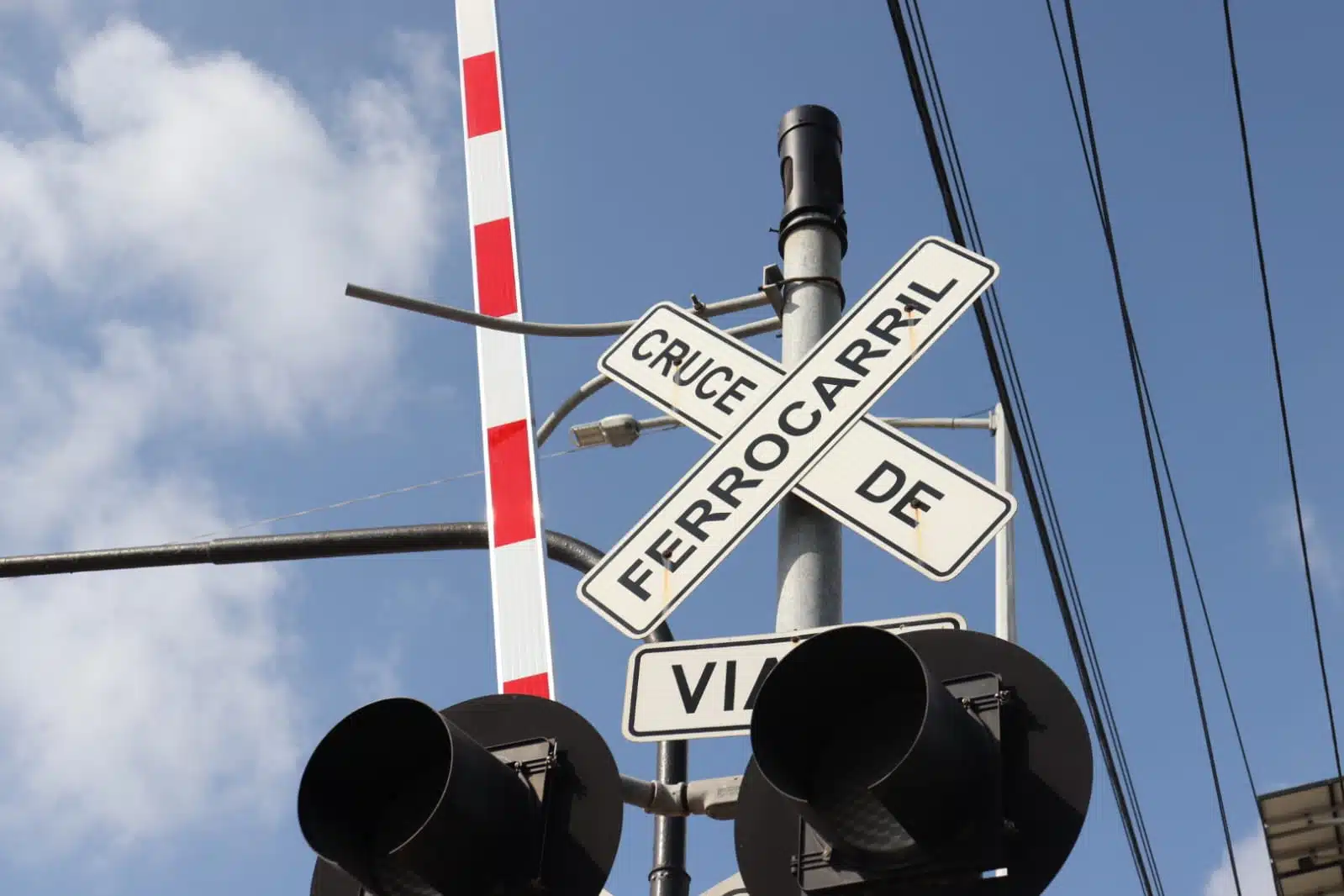 Reponen plumas en cruces ferroviarios