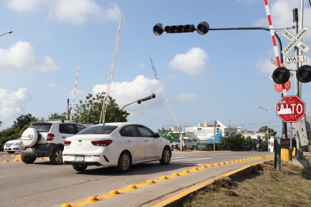 Reponen plumas en cruces ferroviarios