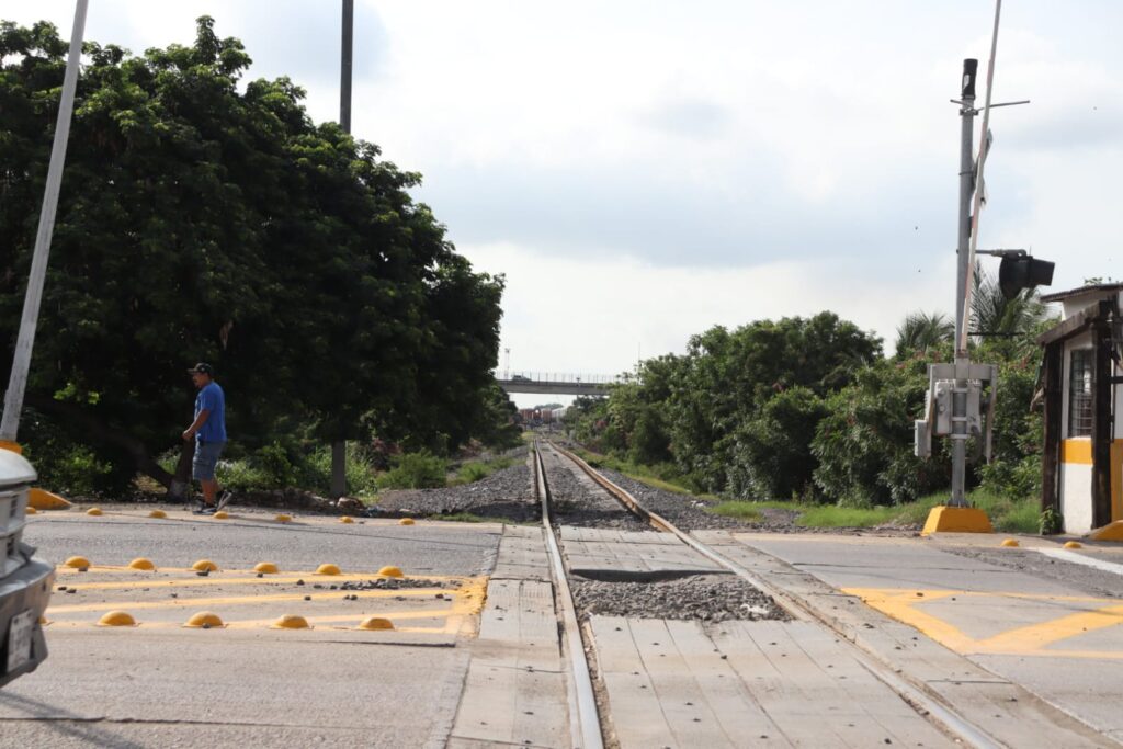 Reponen plumas en cruces ferroviarios