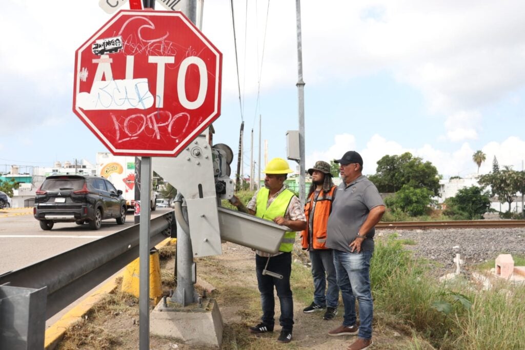 Reponen plumas en cruces ferroviarios